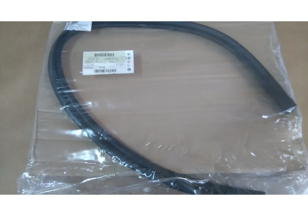 5J0823723 VAG Uszczelka maski silnika