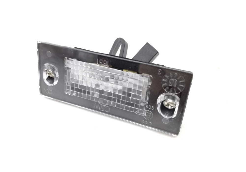 8D0943021D VW CLASSIC LAMPKA OŚWIETLENIA TABLICY REJESTRACYJNEJ AUDI A4 B5 LIMUZYNA PRAWA Audi A4 B5 9