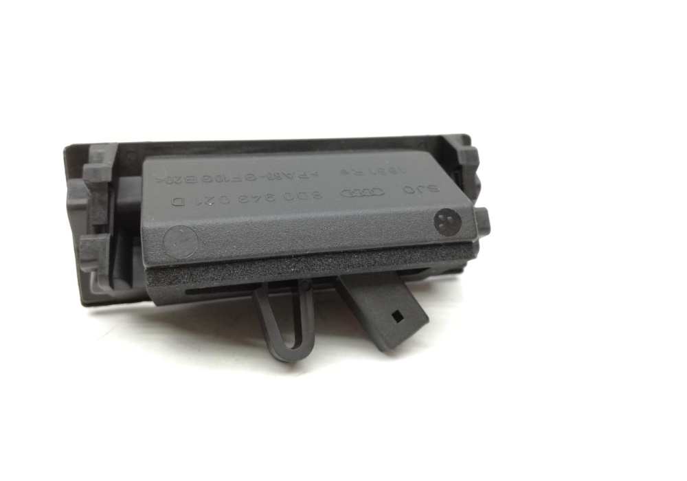 8D0943021D VW CLASSIC LAMPKA OŚWIETLENIA TABLICY REJESTRACYJNEJ AUDI A4 B5 LIMUZYNA PRAWA Audi A4 B5 9