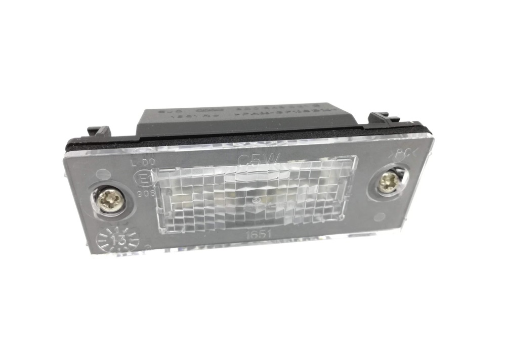 8D0943021D VW CLASSIC LAMPKA OŚWIETLENIA TABLICY REJESTRACYJNEJ AUDI A4 B5 LIMUZYNA PRAWA Audi A4 B5 9