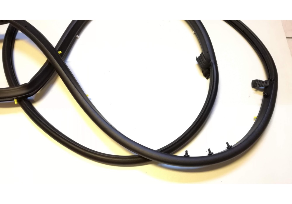 8E0837911M VAG Uszczelka drzwi zewnetrzna Audi A4 B6