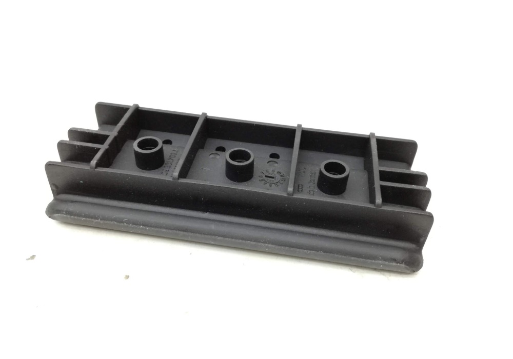 8D9861703A VAG listwa mocujaca 130X62X23,5 siatki bagażnika Audi A4 B5 95-