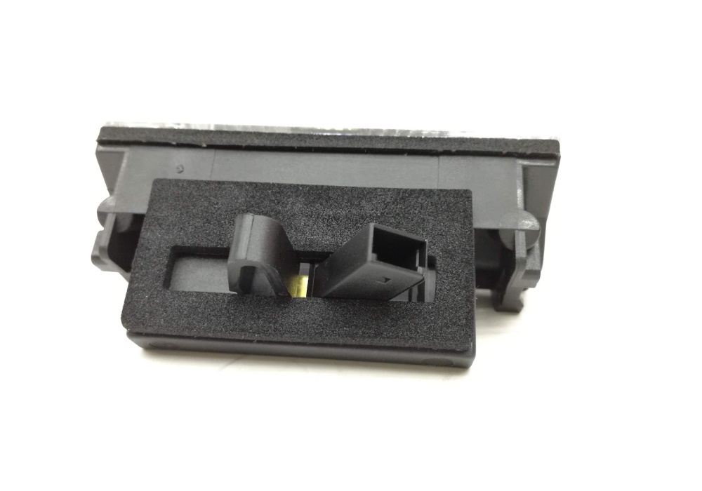 8D0943021C VW CLASSIC LAMPKA OŚWIETLENIA TABLICY REJESTRACYJNEJ AUDI A4 B5 LIMUZYNA LEWA Audi A4 B5 95