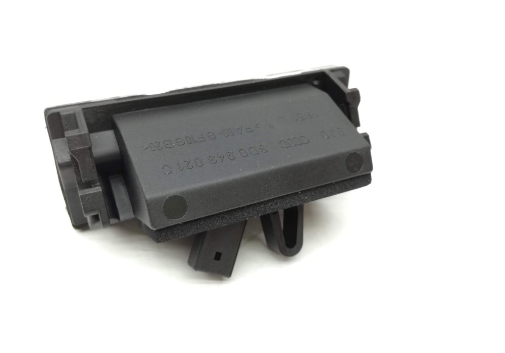 8D0943021C VW CLASSIC LAMPKA OŚWIETLENIA TABLICY REJESTRACYJNEJ AUDI A4 B5 LIMUZYNA LEWA Audi A4 B5 95