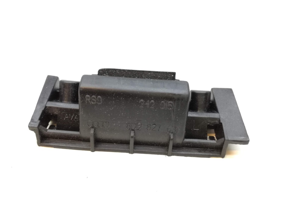 8D9827631 VW CLASSIC WKŁADKA mocowanie lampki ośwetenia tablicy rejestracyjnej Audi Audi A4 B5 95-