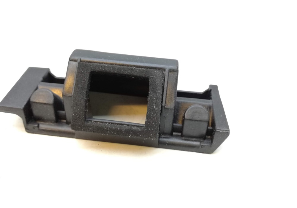 8D9827631 VW CLASSIC WKŁADKA mocowanie lampki ośwetenia tablicy rejestracyjnej Audi Audi A4 B5 95-