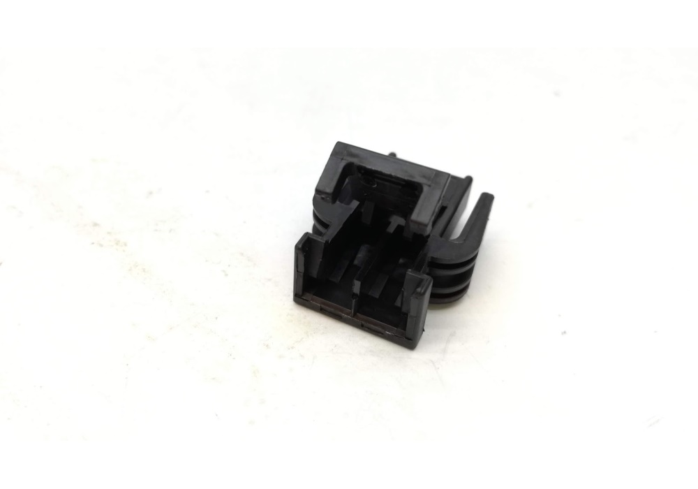 893971632 VAG Oprawka wtyczki ze styk.płask. wtyczka  Audi 80 B3