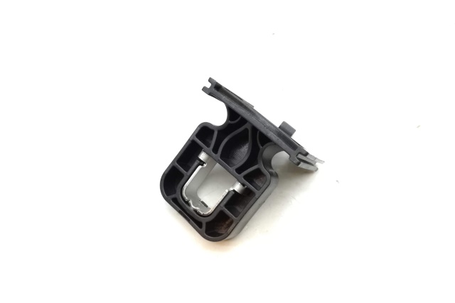 8V0941453 VAG Uchwyt Dolny Tył Reflektora Audi A3