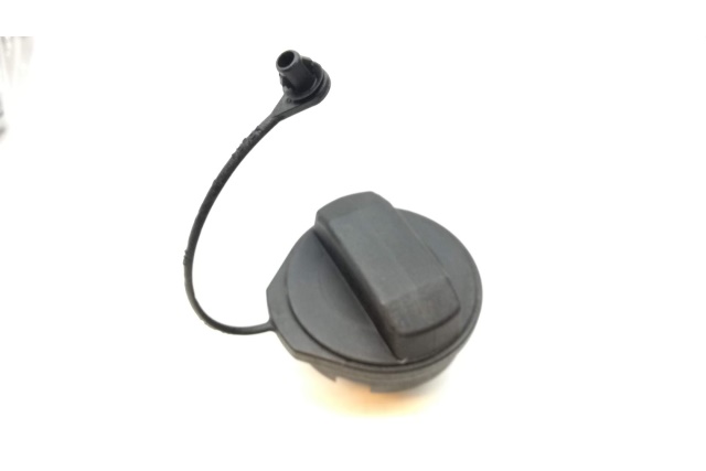 8E0201550 VAG Korek wlewu paliwa z taśmą mocuj. zbiorn