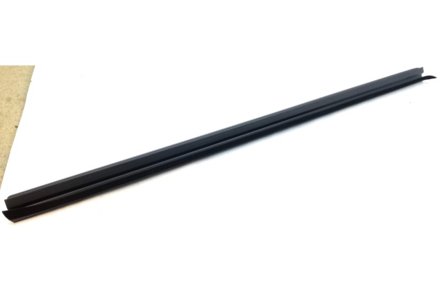 5J7837479 VAG Uszczelka zgarniajaca szyby przód lewa Skoda Roomster