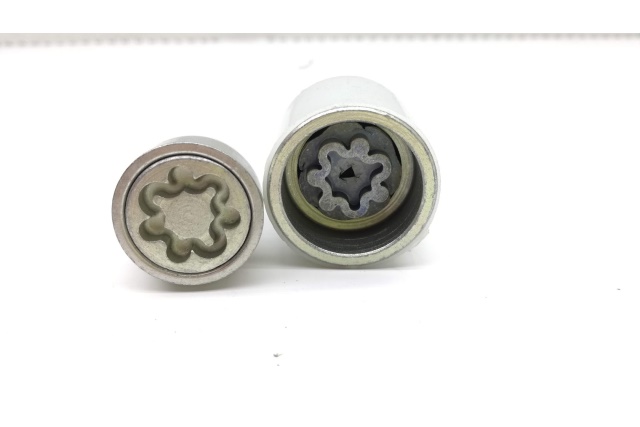 4F0698139C812 VAG Śruba koła, przeciwkradzieżowa z adapterem Audi A6 C6 (2004-2011) Kod kluczyka N