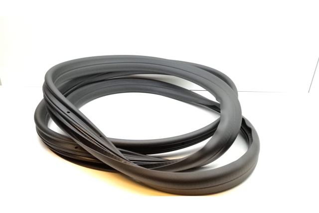 5J7867365G9B9 VAG Uszczelka drzwi wewnętrzna czerń satynow