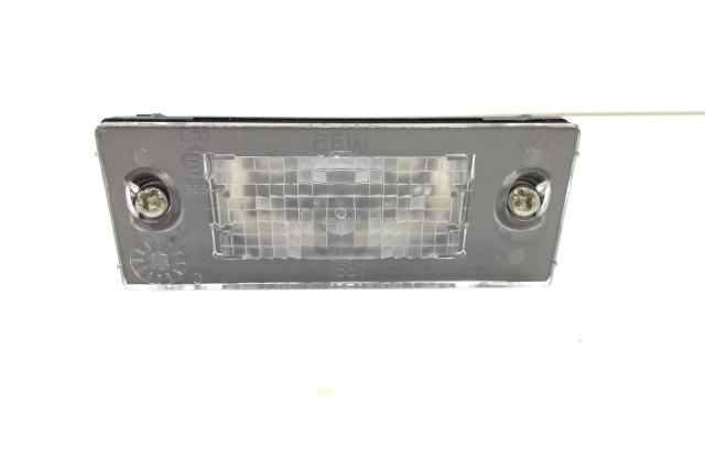 8D0943021C VW CLASSIC LAMPKA OŚWIETLENIA TABLICY REJESTRACYJNEJ AUDI A4 B5 LIMUZYNA LEWA Audi A4 B5 95