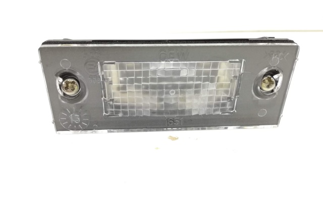 8D0943021D VW CLASSIC LAMPKA OŚWIETLENIA TABLICY REJESTRACYJNEJ AUDI A4 B5 LIMUZYNA PRAWA Audi A4 B5 9