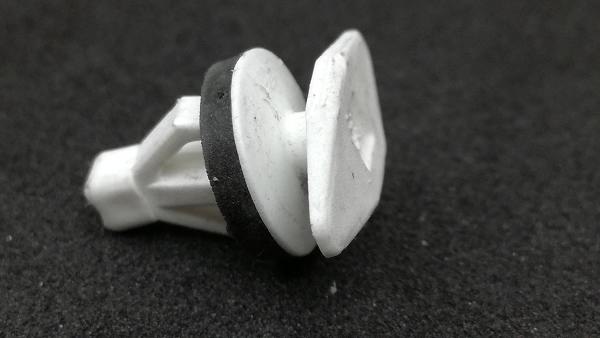 8E0837485D VAG Klip spinka mocowanie uszczelki drzwi zewnetrznej  Audi A4 B6