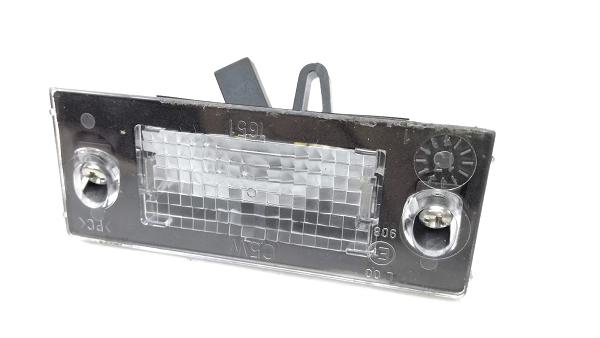 8D0943021C VW CLASSIC LAMPKA OŚWIETLENIA TABLICY REJESTRACYJNEJ AUDI A4 B5 LIMUZYNA LEWA Audi A4 B5 95