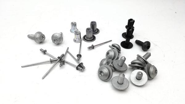 8V0098625A VAG Czesci mocujace blotnik .