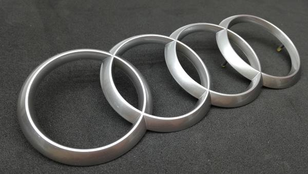 4H0103940 VAG EMBLEMAT Audi pokrywy silnika