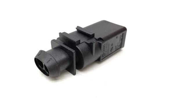 8D0973822 VAG WTYCZKA. Audi A4 B5 95-