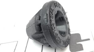 03G103184C VAG TULEJKA Mocowanie osłony silnika VW AUDI SKODA