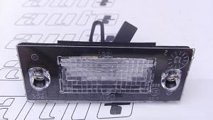 8D0943021D VW CLASSIC LAMPKA OŚWIETLENIA TABLICY REJESTRACYJNEJ AUDI A4 B5 LIMUZYNA PRAWA Audi A4 B5 9