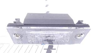 8D0943021C VW CLASSIC LAMPKA OŚWIETLENIA TABLICY REJESTRACYJNEJ AUDI A4 B5 LIMUZYNA LEWA Audi A4 B5 95